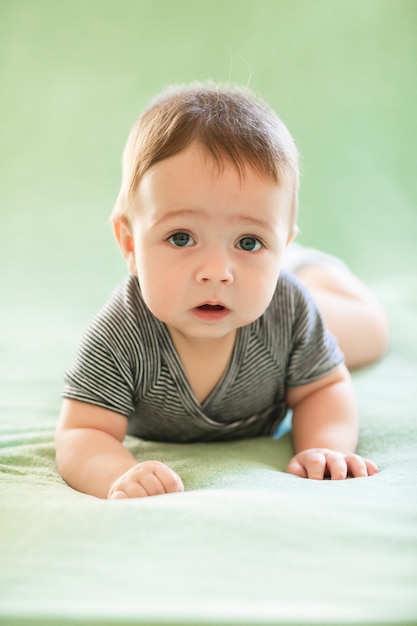 Retrato de niño recién nacido está acostado en la cama