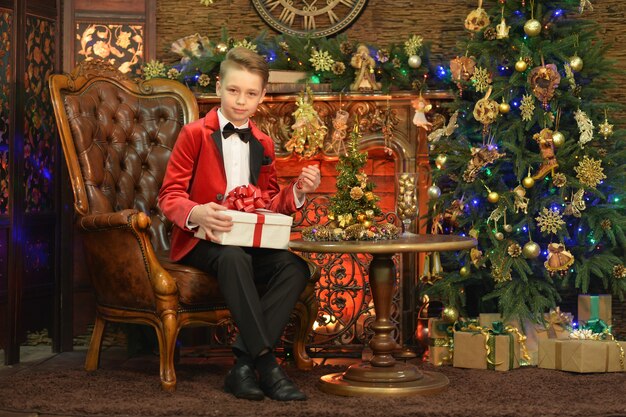 Retrato de niño con regalo de Navidad