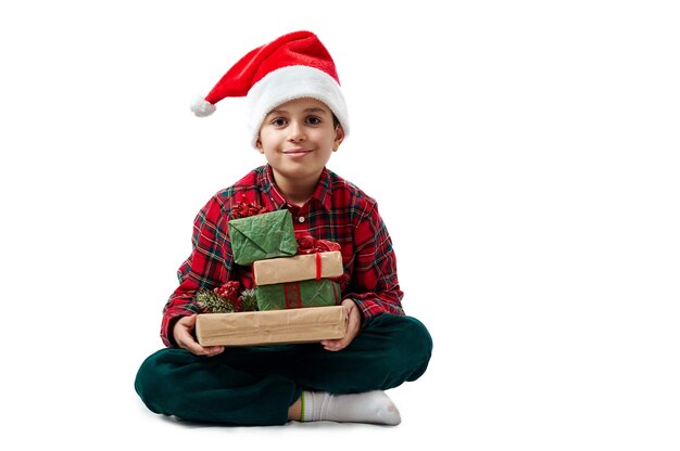 Foto retrato, niño, con, regalos, en, navidad