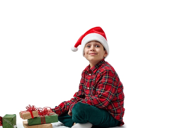 Foto retrato, niño, con, regalos, en, navidad