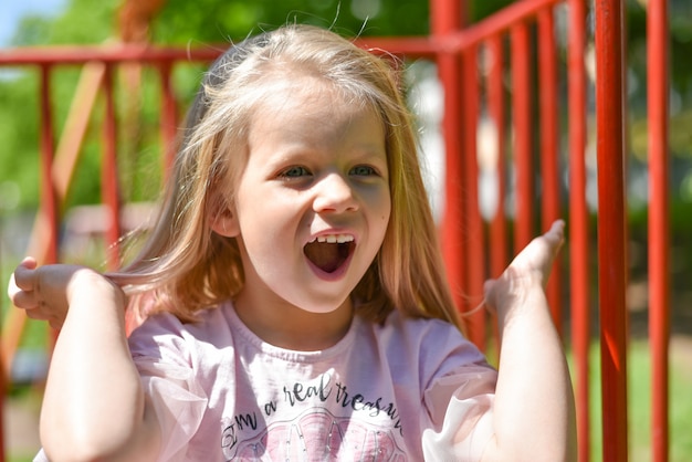 Retrato de un niño riendo en el patio de recreo