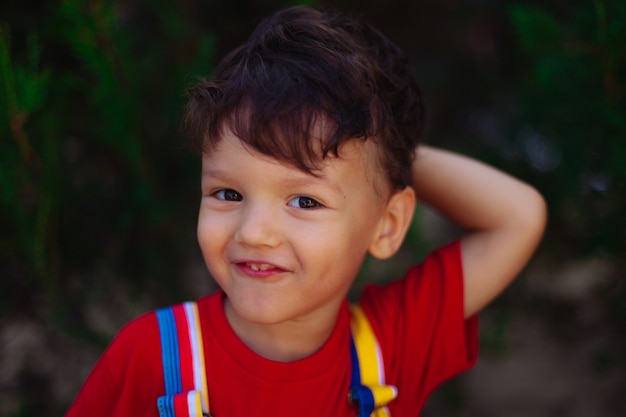 Retrato de un niño riendo