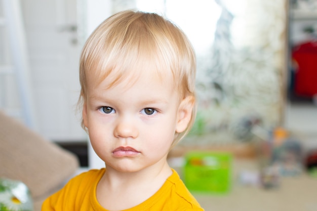 Retrato de niño rubio con grandes ojos azules hermosos. pequeño todler de 2 años.