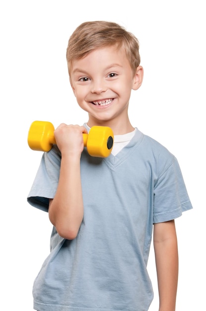 Retrato de un niño sano haciendo ejercicio con pesas sobre un fondo blanco
