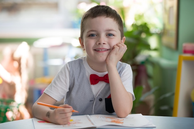 Retrato de un niño de seis años en una habitación infantil.