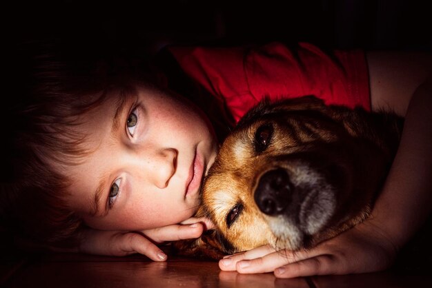 Retrato de un niño de seis años con un perro.