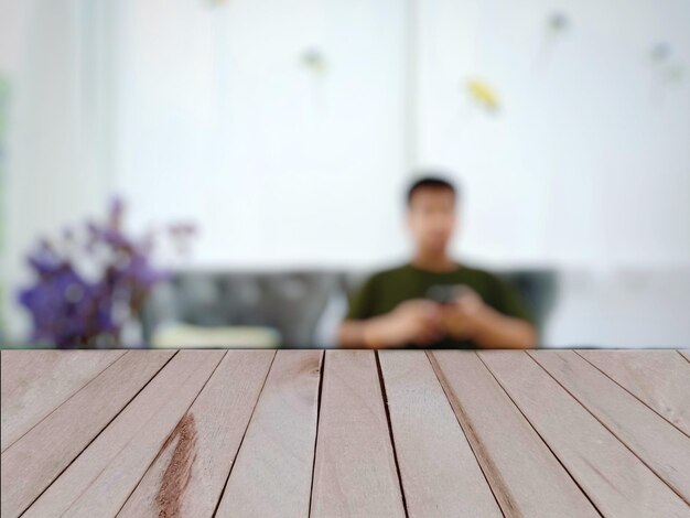 Foto retrato de un niño sentado en una mesa