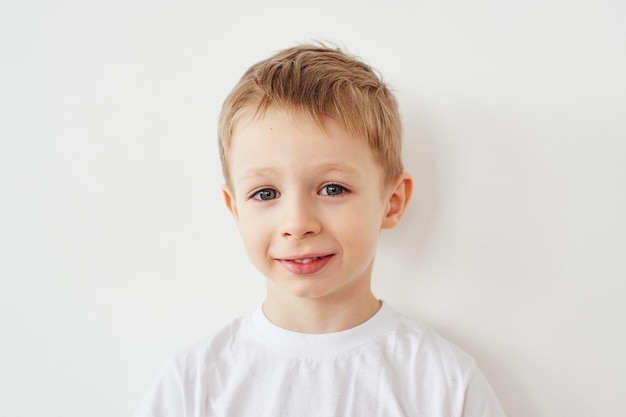 Retrato de niño sobre fondo blanco.