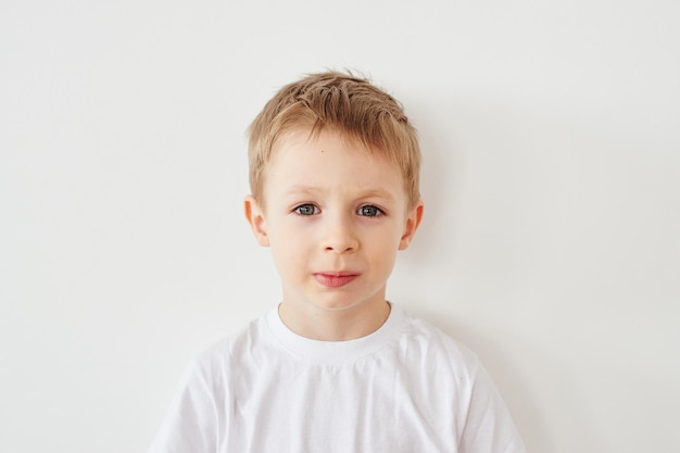 Retrato de niño sobre fondo blanco.