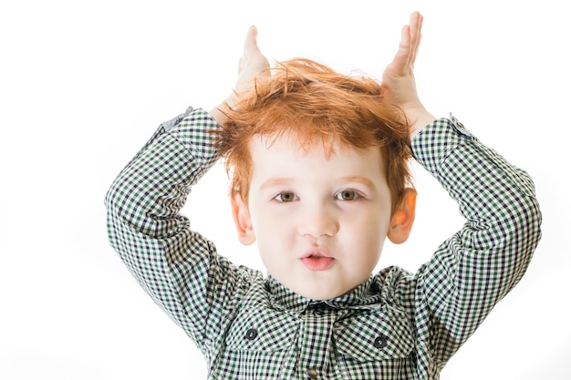 Retrato de un niño sobre un fondo blanco.