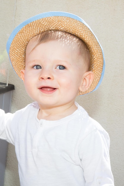 retrato, de, un, niño, en, el, sombrero, al aire libre, hogar, plano de fondo