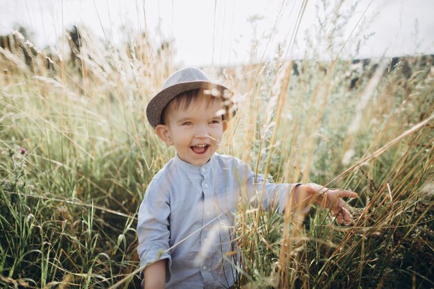 Retrato de un niño con un sombrero en la pradera