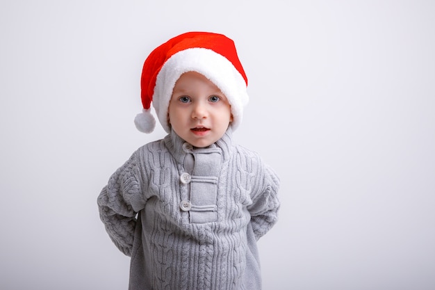 Retrato de un niño con un sombrero de Santa Claus