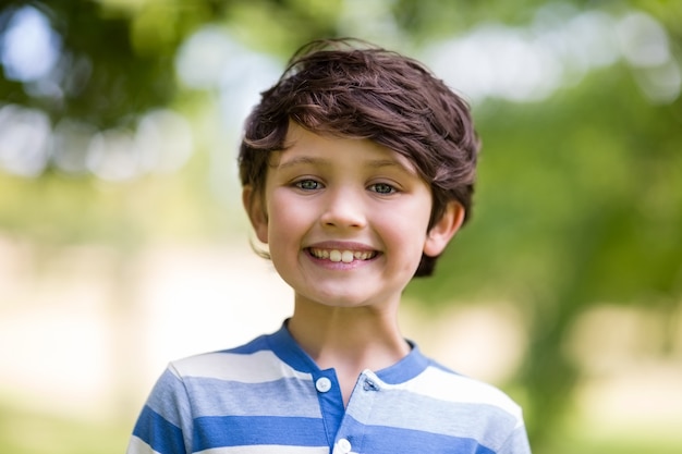 Foto retrato de niño sonriendo en el parque
