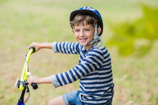 Retrato, de, niño sonriente, andar en bicicleta