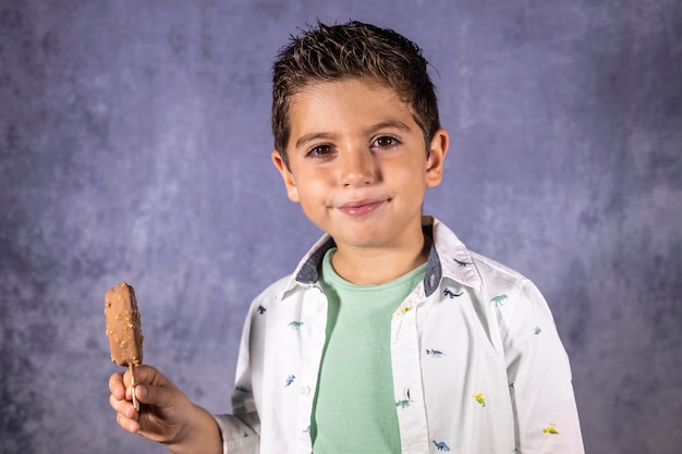 Foto retrato de un niño sonriente comiendo comida dulce