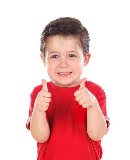 Foto retrato de un niño sonriente contra un fondo blanco