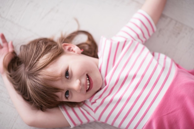 retrato de niño sonriente feliz en casa mientras juega