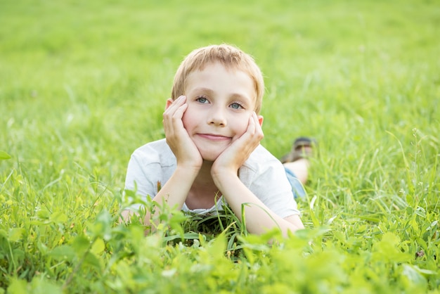 Retrato de un niño sonriente en una hierba verde