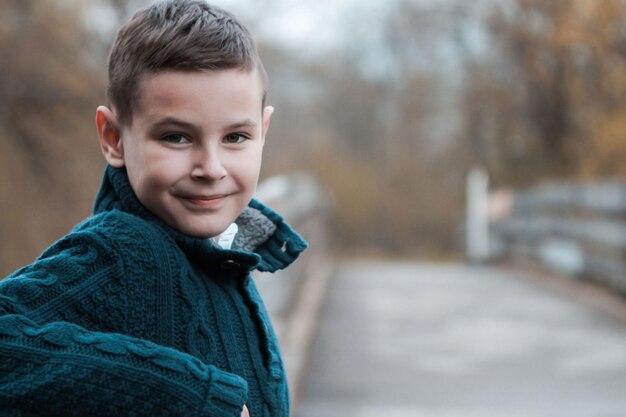 Retrato de un niño sonriente en invierno