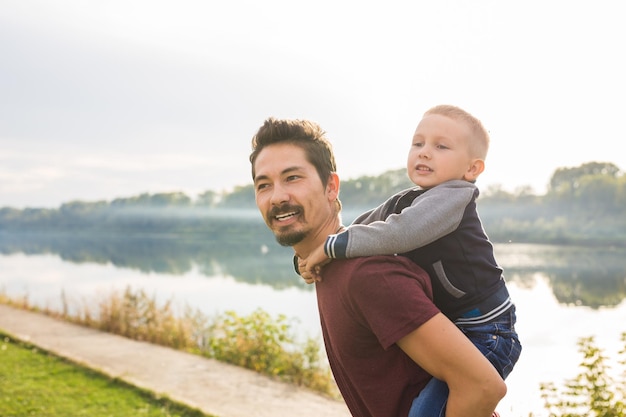 Foto retrato de un niño sonriente junto al lago contra el cielo