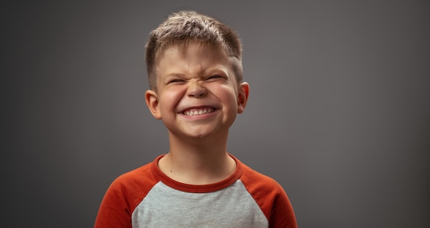 Retrato de un niño sonriente