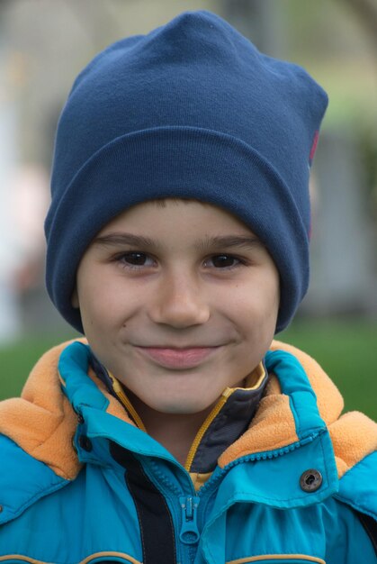 Foto retrato de un niño sonriente