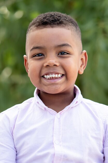 Foto retrato de un niño sonriente