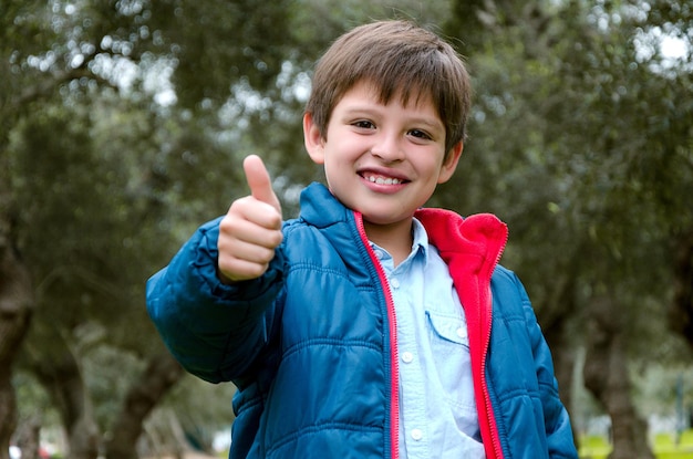 Retrato de un niño sonriente