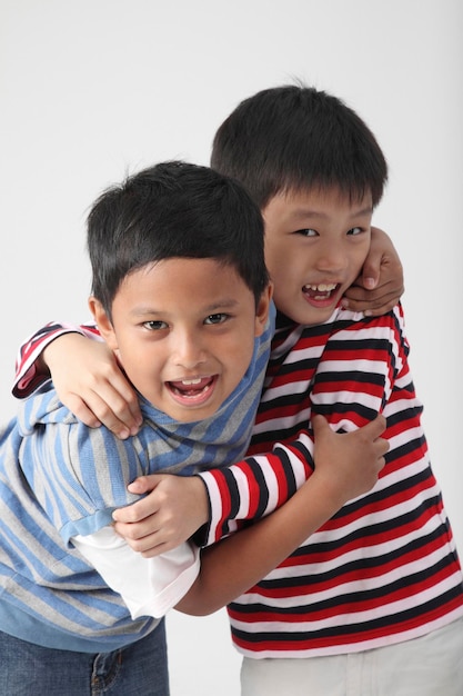 Foto retrato de un niño sonriente