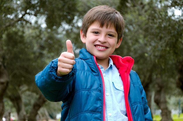 Retrato de un niño sonriente