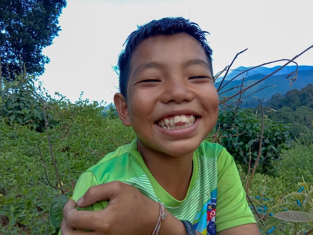 Foto retrato de un niño sonriente