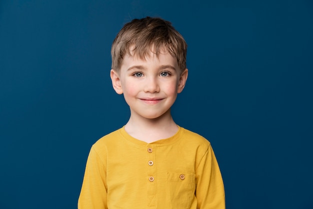 Retrato de niño sonriente