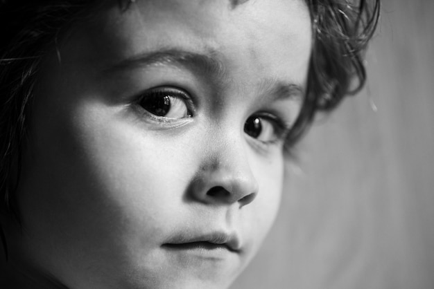 Retrato de niño sorprendido asombrado concepto de niños cara primer plano cabeza disparar retrato de niños