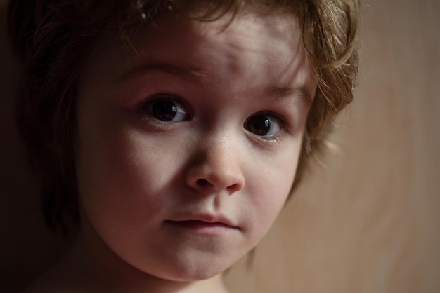 Retrato de niño sorprendido sorprendido caucásico de cerca. Los niños se enfrentan con ojos grandes.