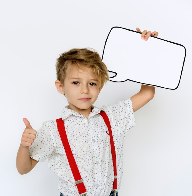 Retrato de niño sosteniendo el icono de papel