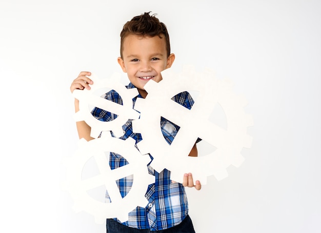 Foto retrato de niño sosteniendo el icono de papel