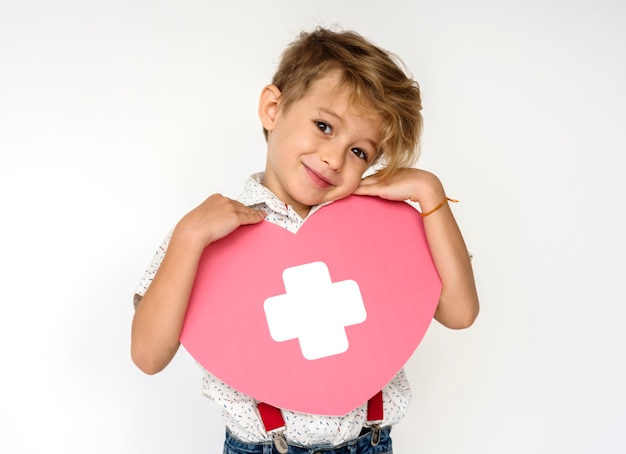 Foto retrato de niño sosteniendo el icono de papel