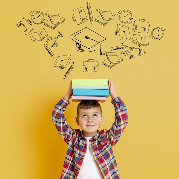 Retrato de niño de tiro medio con fondo de graduación