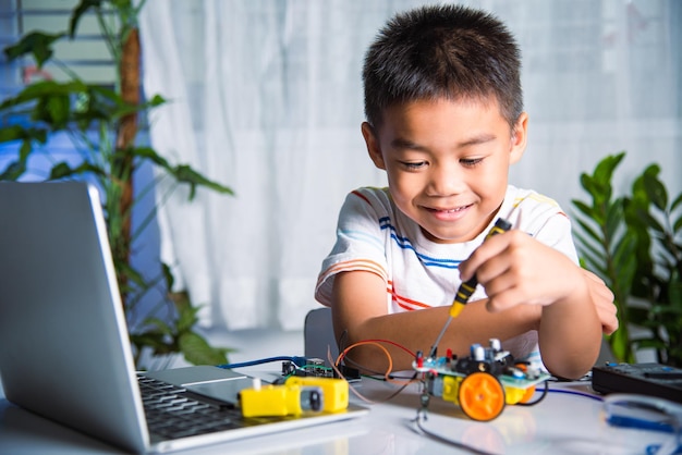 Retrato de un niño usando una computadora portátil en casa