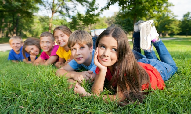 Foto retrato, de, niños, acostado, en el parque