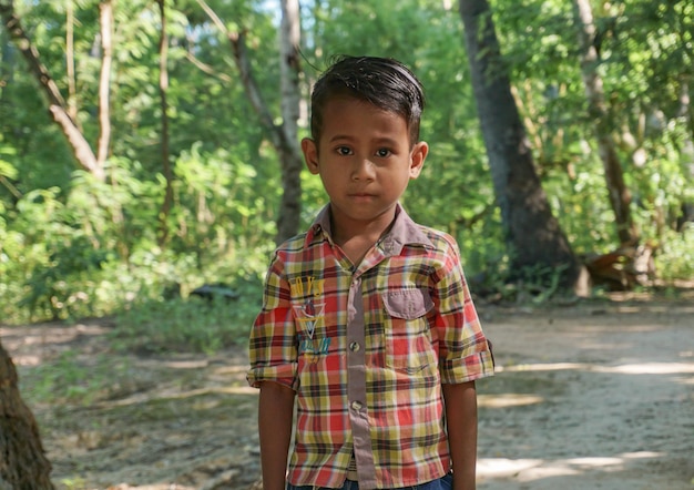 Retrato de niños asiáticos mirando a la cámara