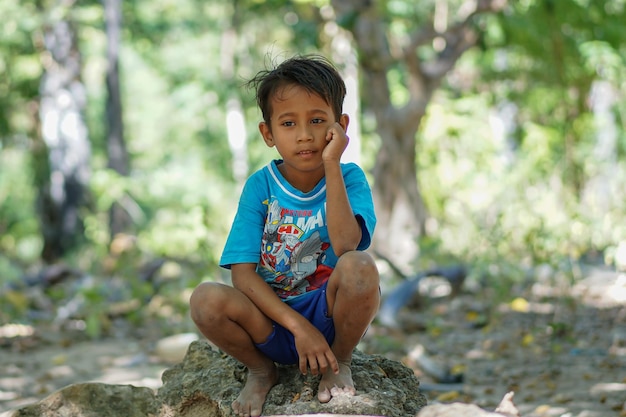 Retrato de niños asiáticos mirando a la cámara