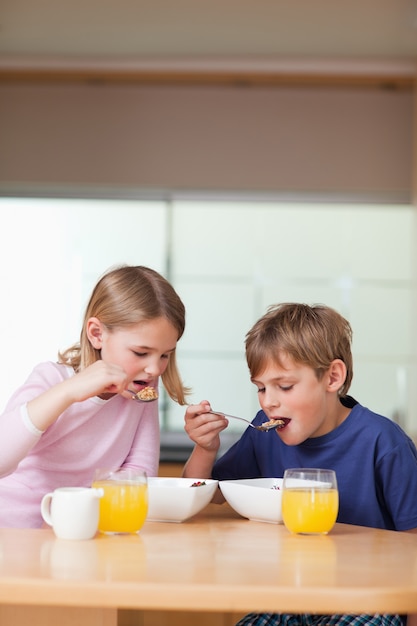 Foto retrato de niños desayunando