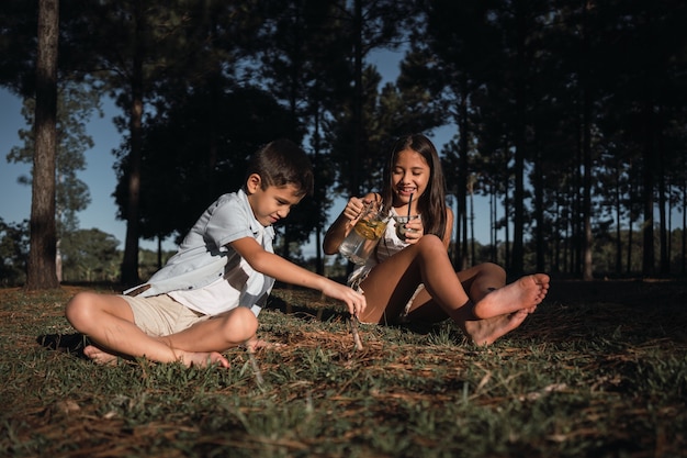 Foto retrato de niños descalzos disfrutando de un día en el campo.