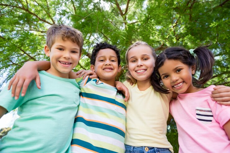 Foto retrato de niños divirtiéndose en el parque