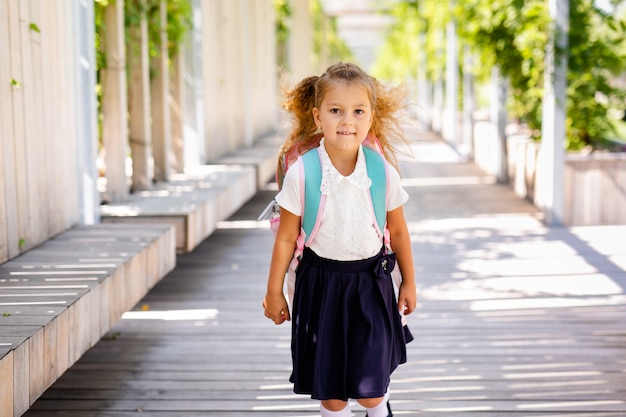 Retrato de niños de la escuela corriendo en el parque