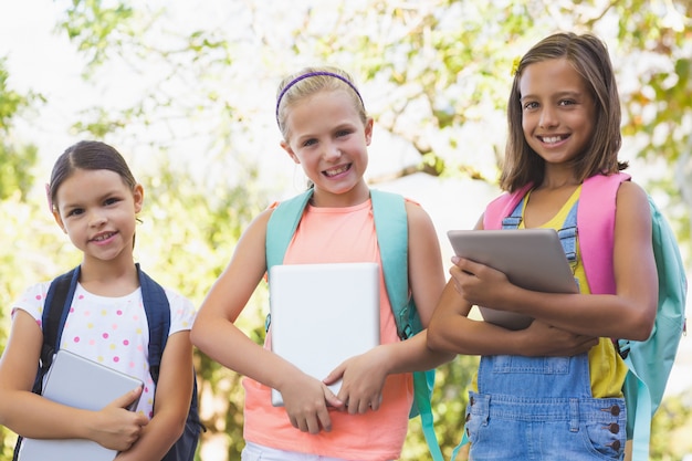 Retrato de niños de la escuela con tableta digital