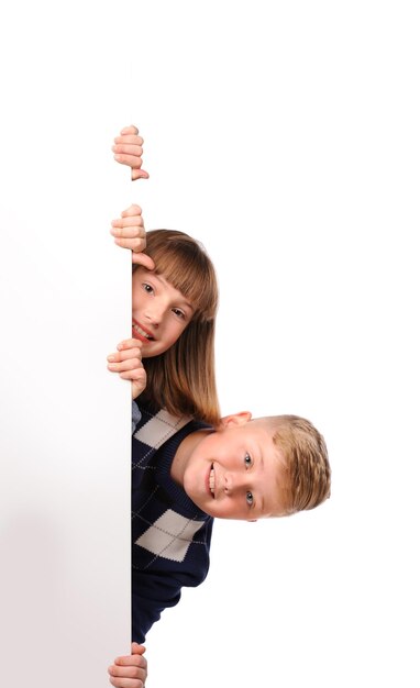 Retrato de niños felices con blanco en blanco