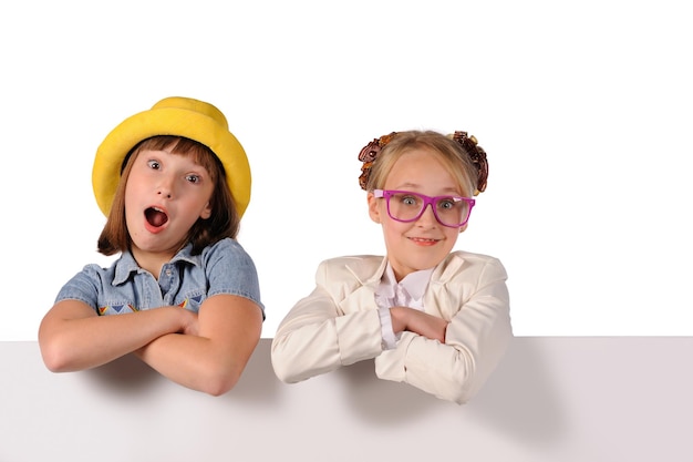 Retrato de niños felices con blanco en blanco